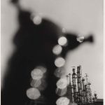 Shomei Tomatsu (Nagoya Giappone, 1930 – Naha, Giappone, 2012) , Impianto petrolchimico. Yokkaichi, Mie, 1960 ©Shomei Tomatsu Estate, courtesy | PRISKA PASQUER, Cologne Stampa ai sali d’argento, 35,5 × 29,2 cm